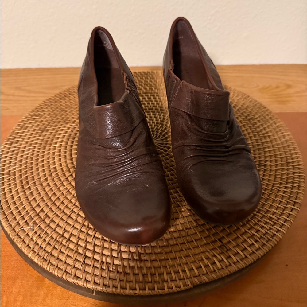 BareTraps Brown Leather Ruched Slip-On Heels - Picture 8 of 10